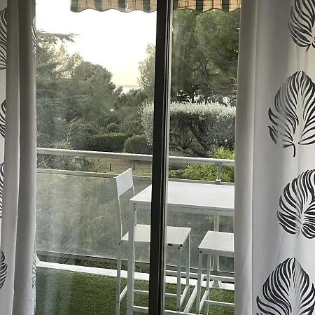 Joli Studio Avec Apercu Mer Et Acces Mer La Ciotat